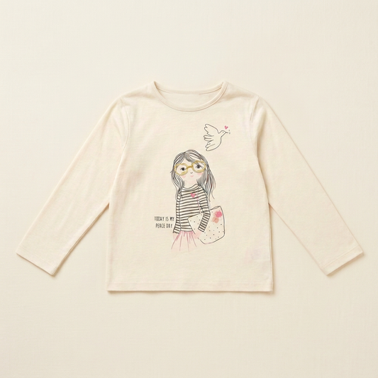 Chandail enfant crème à manches longues, illustration fille et papillon devant.