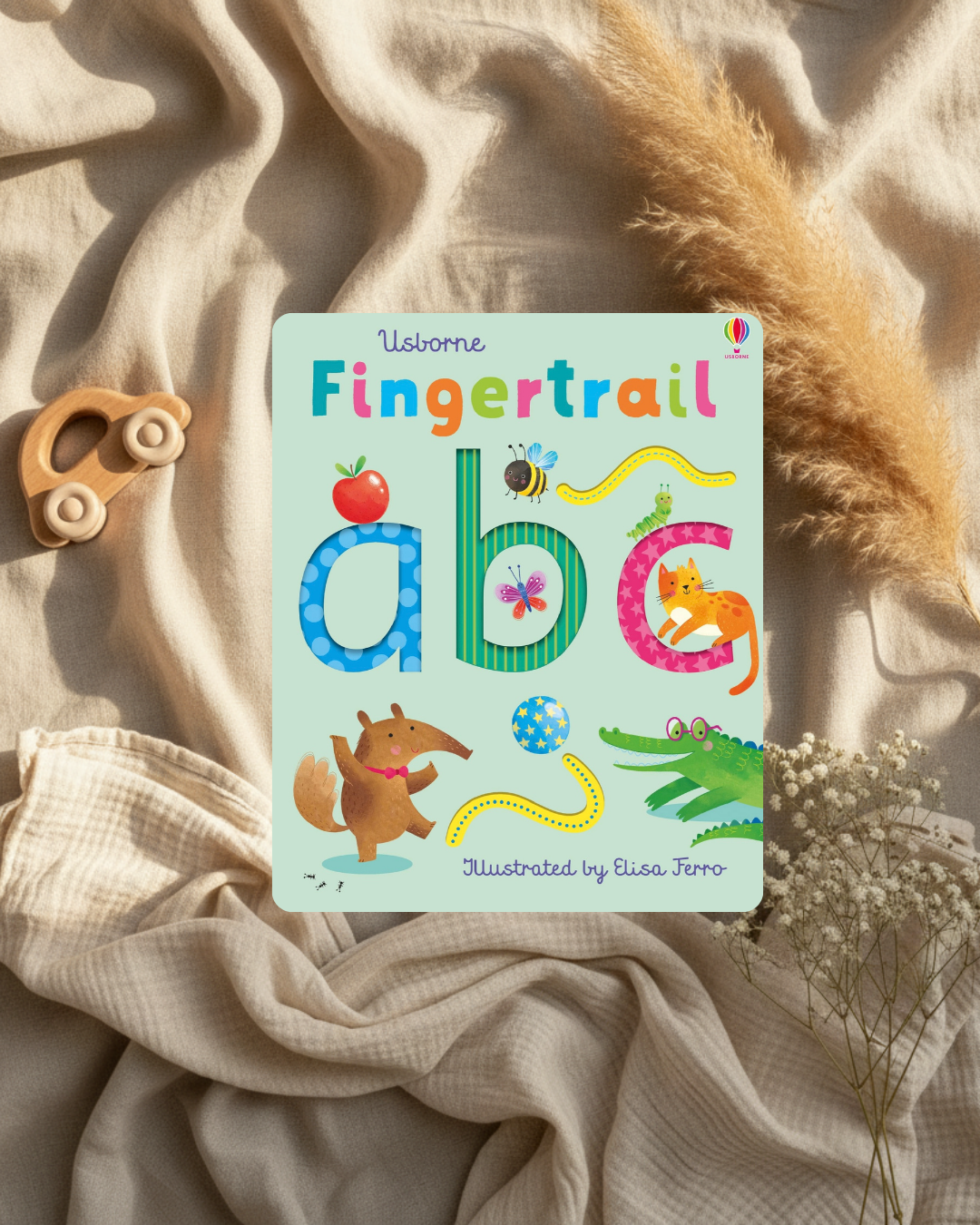 Livre d’activités ABC Fingertrail, couverture verte avec lettres et animaux
