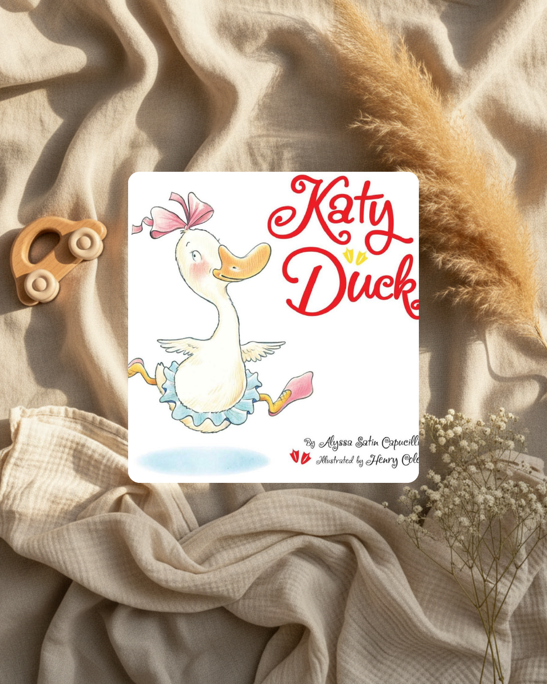 Couverture de livre jeunesse Katy Duck : canard blanc au nœud papillon, fond clair.