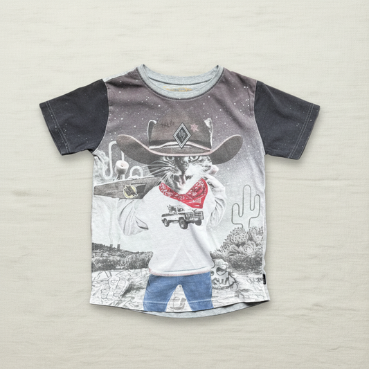 T-shirt enfant gris et noir, col rond, manches courtes, motif chat cowboy et bandana rouge