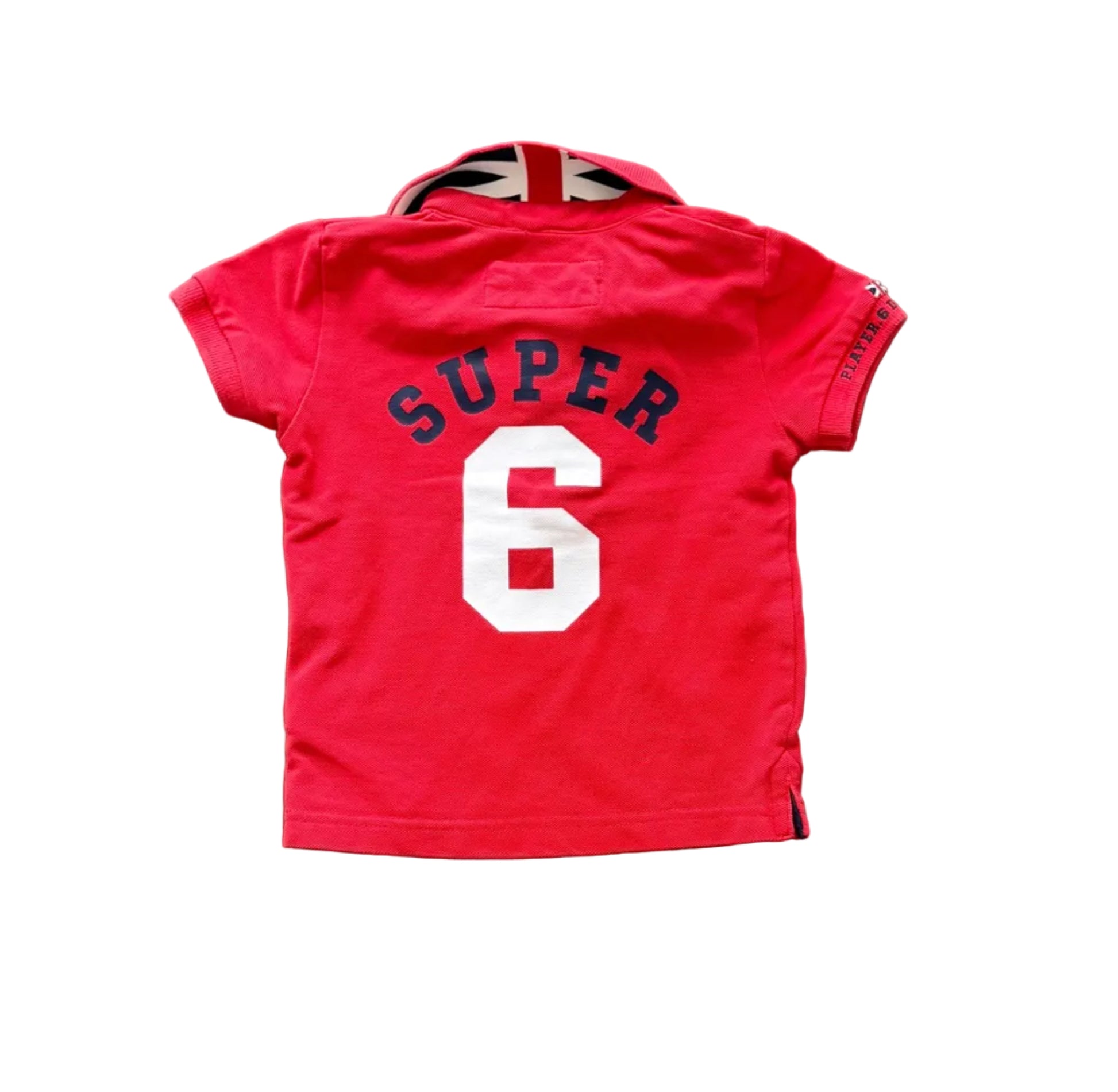 Polo rouge 6 mois, vue dos : texte « SUPER 6 » imprimé