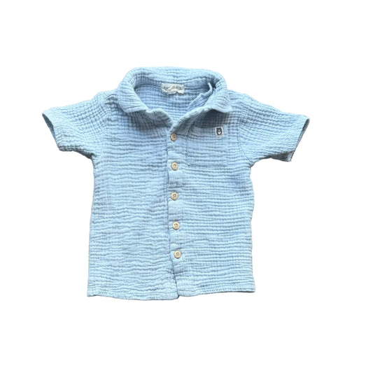 Chemise bébé 3 ans bleu vert en tissu texturé, manches courtes, patte boutonnée