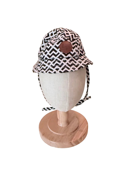 Chapeau bébé 0–3 mois motif géométrique noir et blanc, attache sous le menton