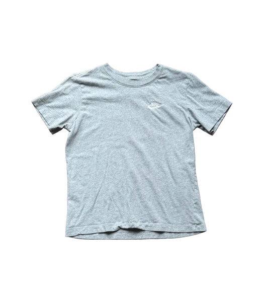 T-shirt enfant Nike gris clair, col rond, petit logo poitrine.