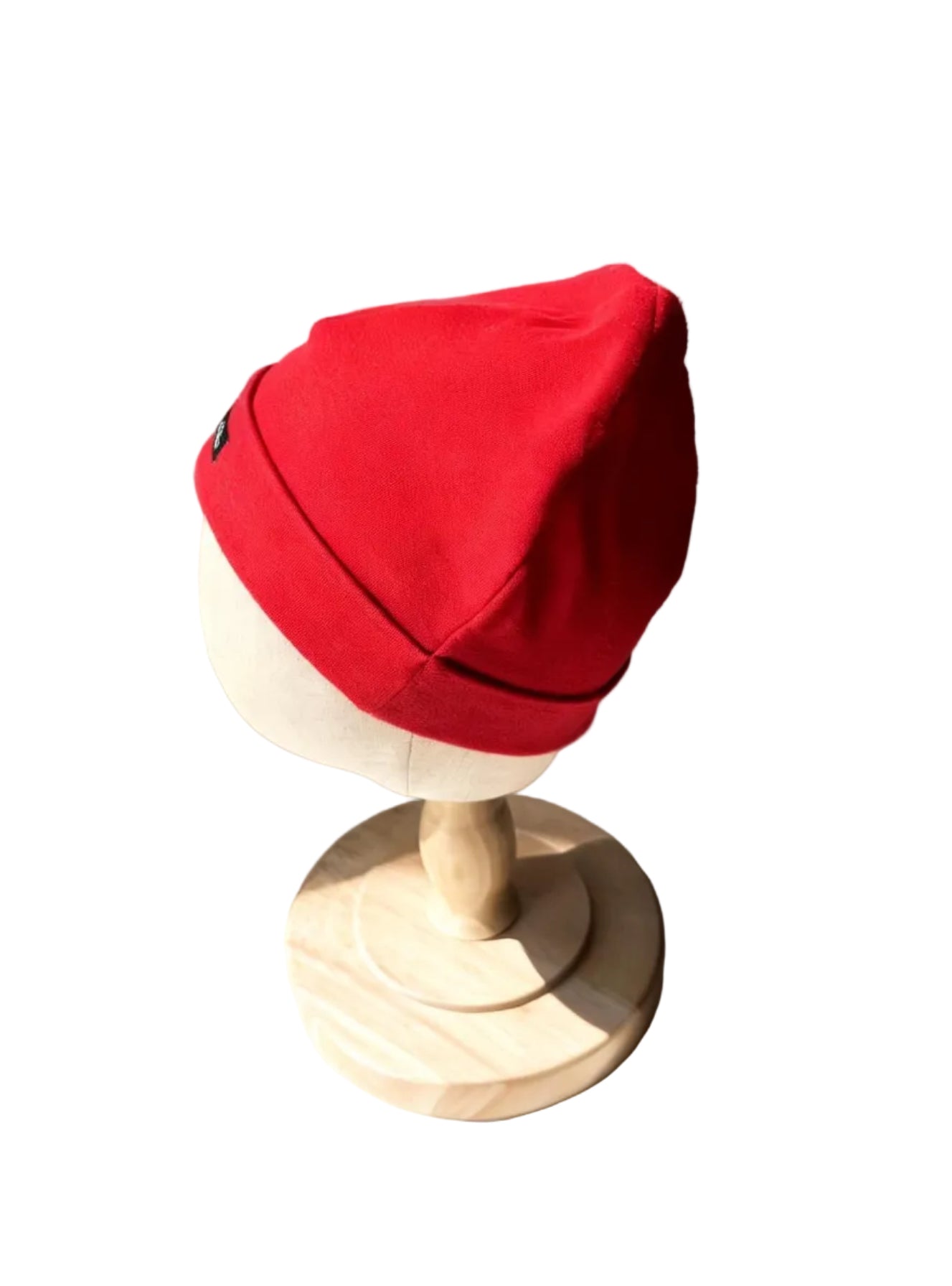 Bonnet enfant rouge Vamos, vue de côté, coutures et logo avant