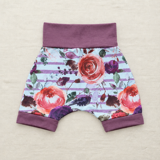 Short bébé en jersey floral multicolore avec ceinture violette