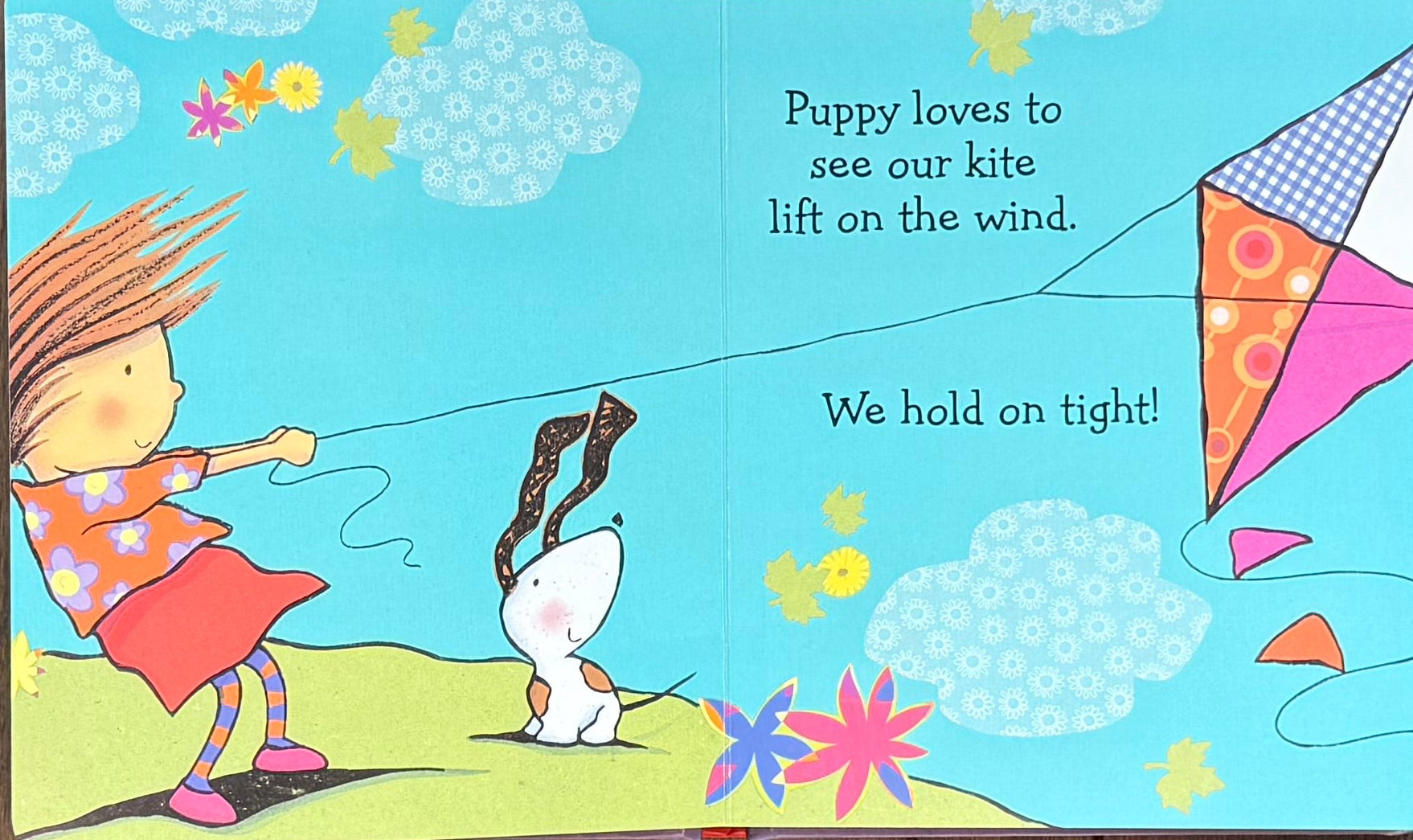 Page intérieure « Puppy loves to see our kite… » : enfant et chiot avec cerf-volant