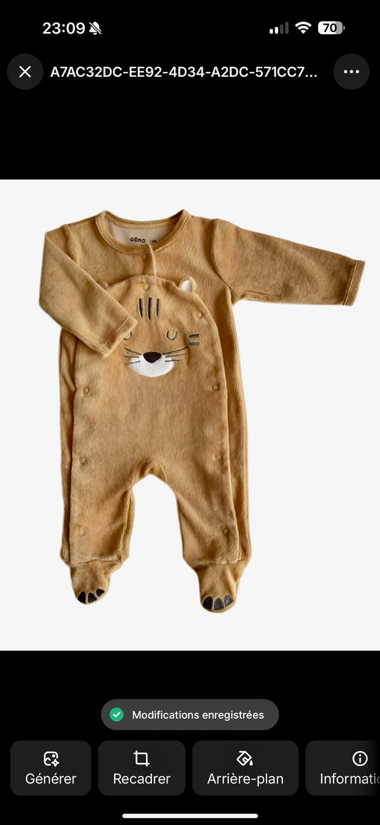 Pyjama bébé en velours camel à motif animal, pieds intégrés et boutons pression