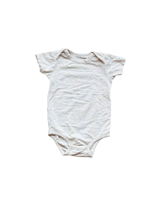 Body bébé 6-12 mois en tissu écru, col rond, manches courtes, fermeture pression