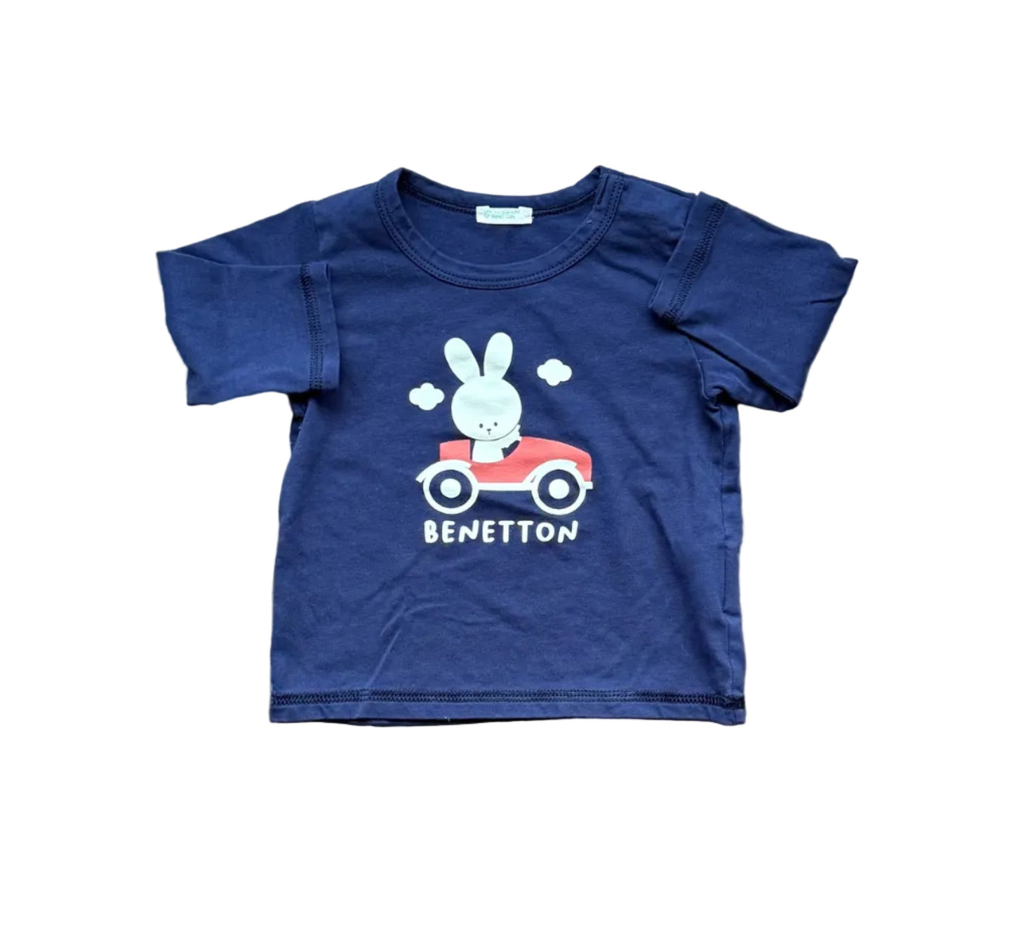 Chandail bleu marine 3-6 mois avec lapin en voiture et logo Benetton.