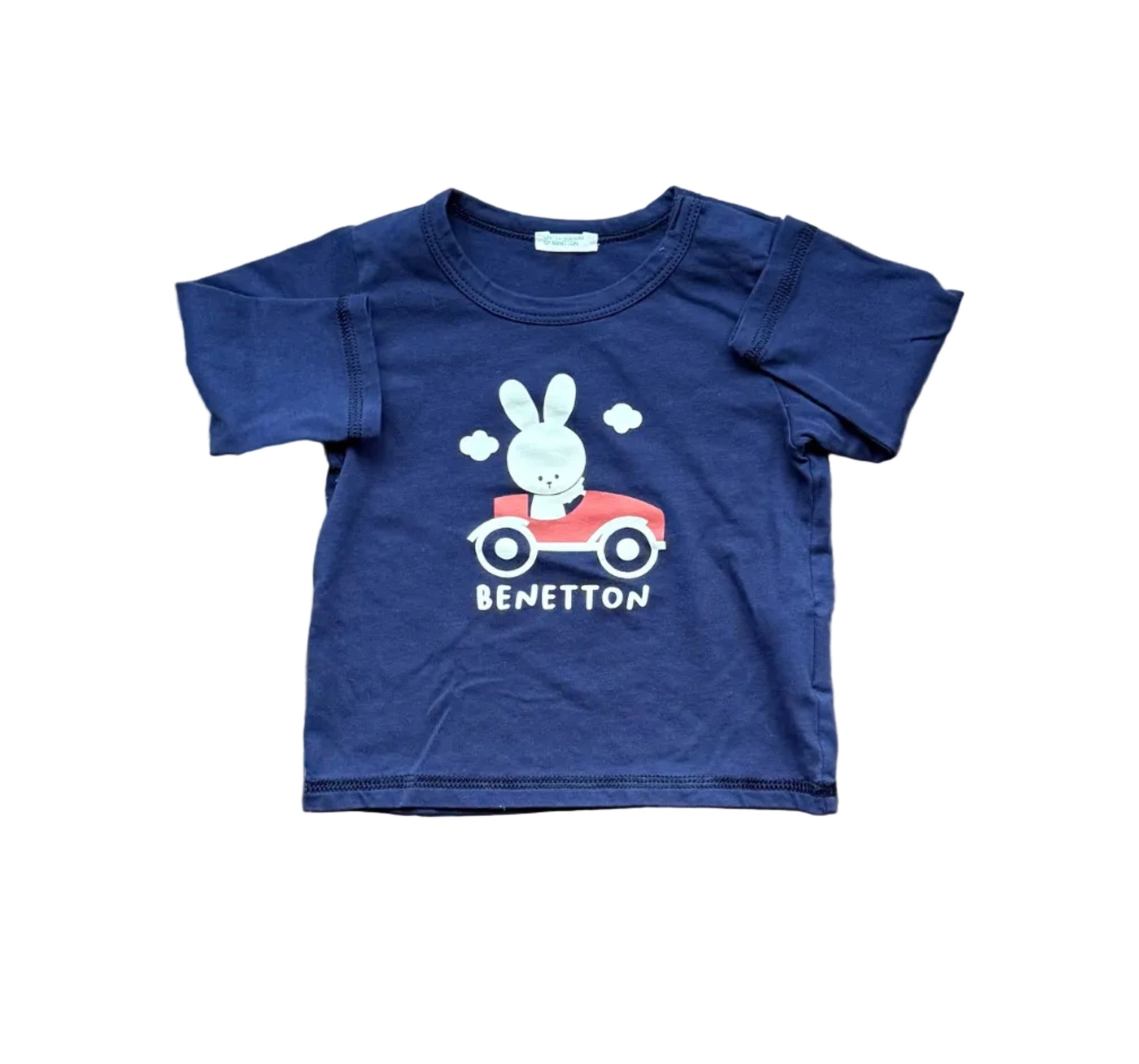 Chandail bleu marine 3-6 mois avec lapin en voiture et logo Benetton.