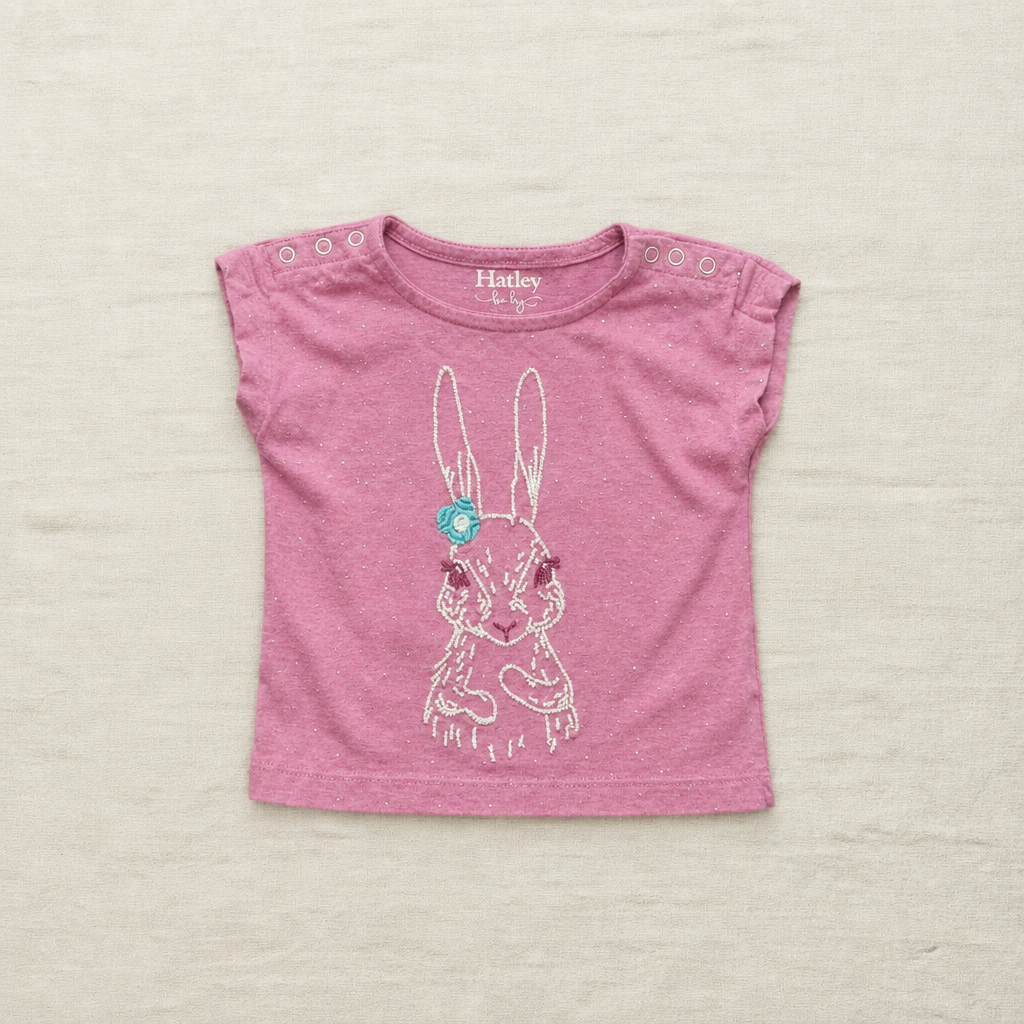 T-shirt bébé Hatley rose chiné avec grand motif lapin au centre, encolure boutonnée.