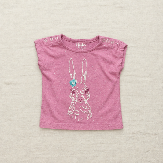 T-shirt bébé Hatley rose chiné avec grand motif lapin au centre, encolure boutonnée.