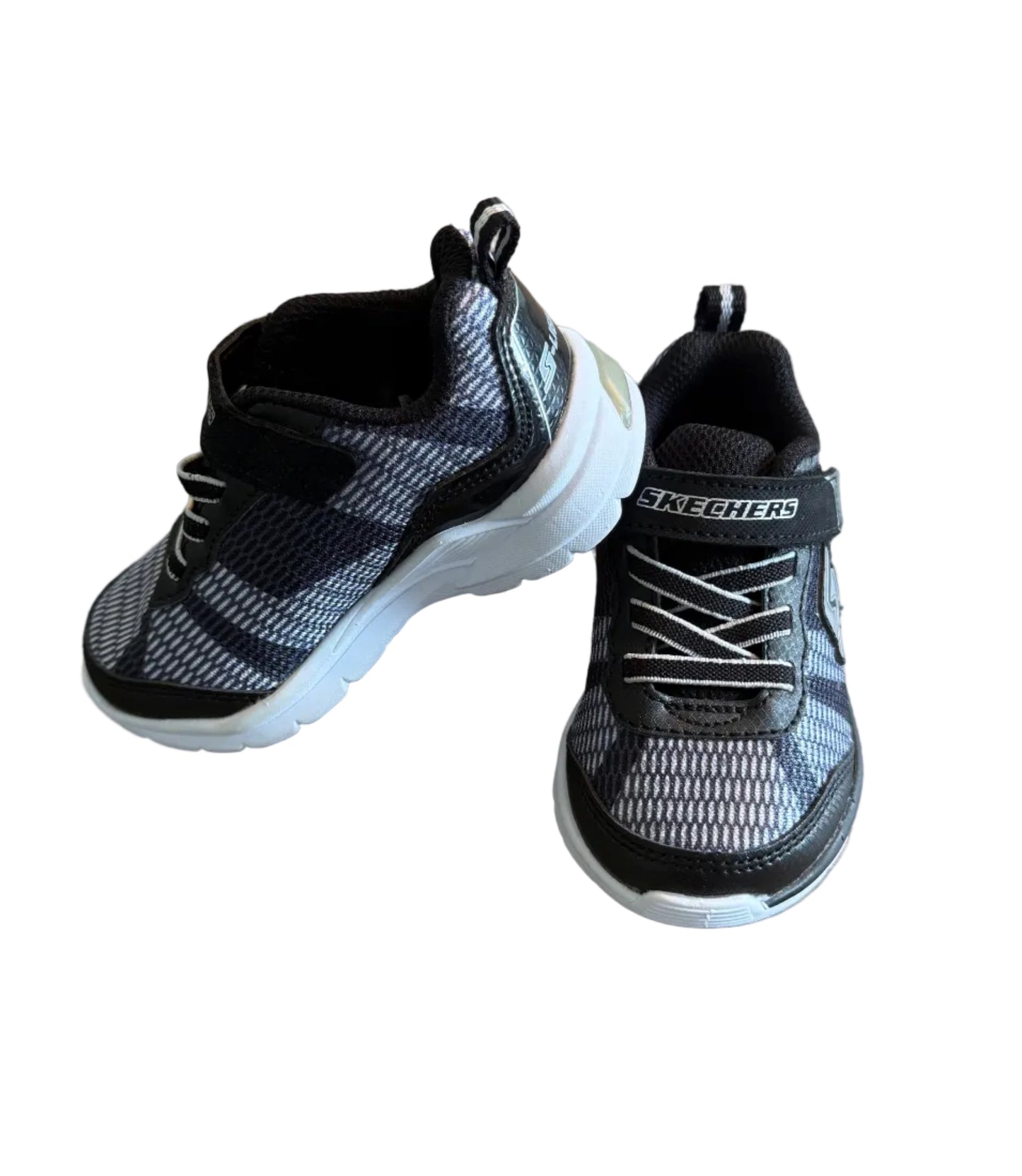 Chaussures de sport Skechers noires et gris en mesh, lacets, semelle blanche, vue de côté.