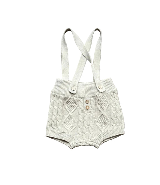 Romper beige clair 2 ans en maille torsadée, bretelles croisées et 2 boutons.