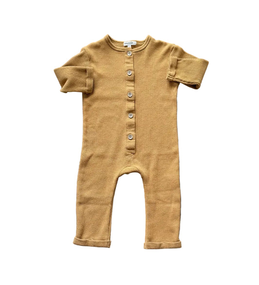 Pyjama bébé 18 mois brun à boutons pression devant, manches courtes et jambes longues.