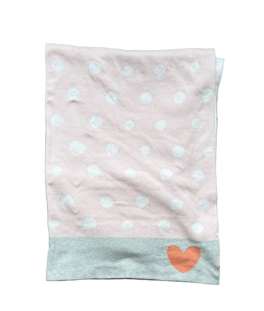 Couverture douce rose clair à pois bleu ciel, bord menthe et cœur orange