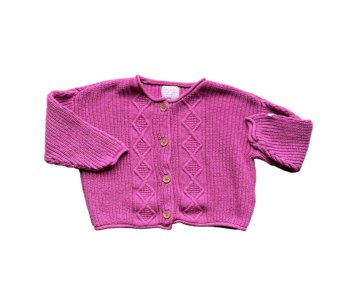Gilet en maille violet fuchsia pour bébé, manches longues, boutonnage, motifs losanges.