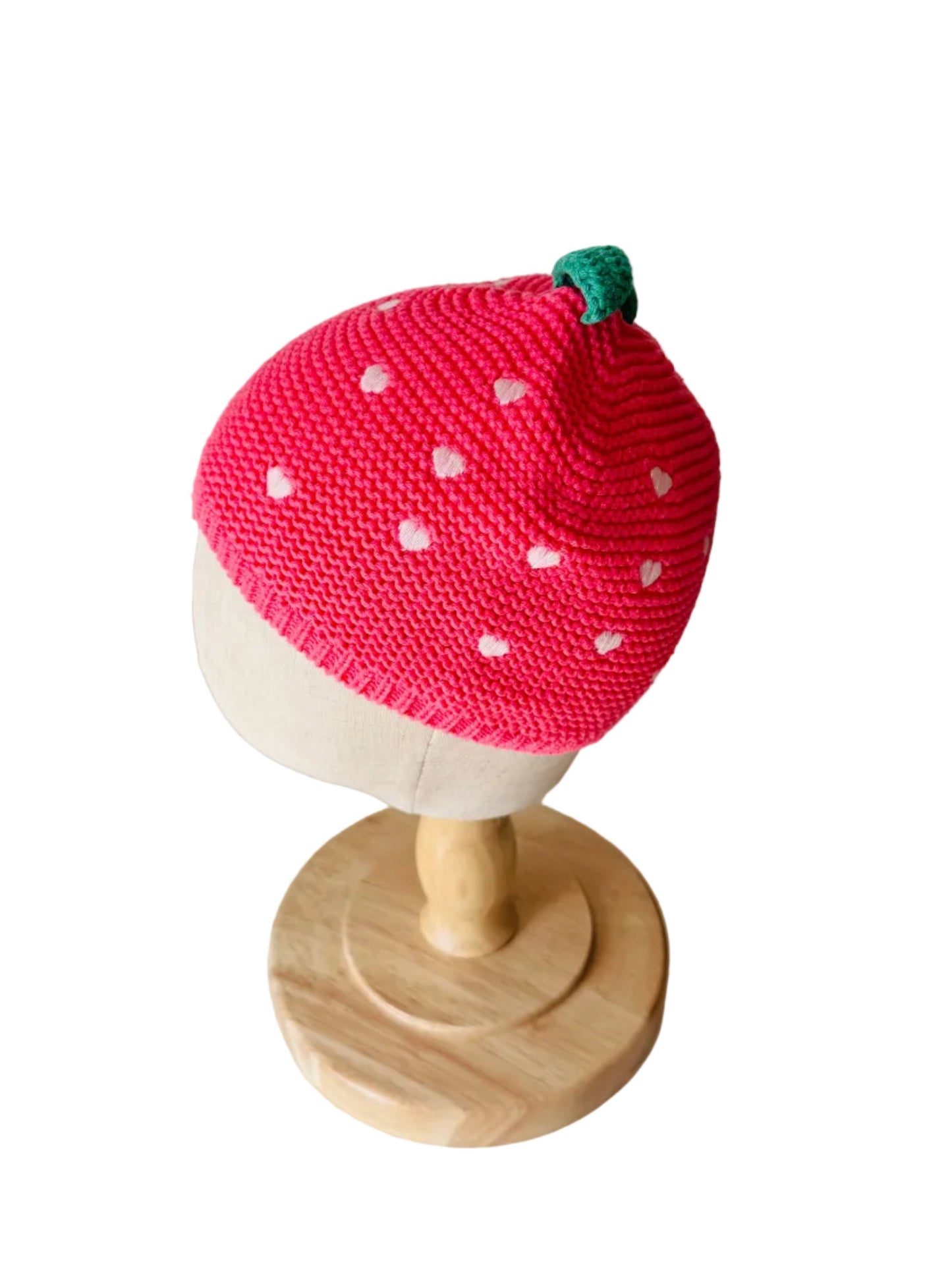 Bonnet bébé rose en maille, motifs fraise avec petit nœud vert sur le dessus