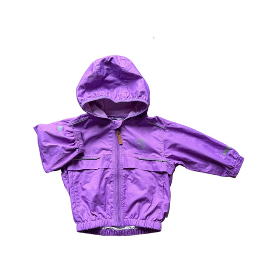 Manteau enfant violet avec capuche, fermeture zippée et poignets élastiqués.