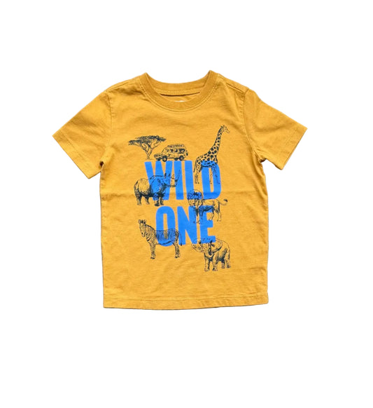T-shirt enfant Oshkosh savane avec impression d’animaux safari et lettrage bleu.