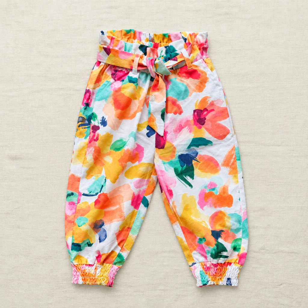 Pantalon bébé 18 mois multicolore à fleurs, taille élastique et bas resserrés.