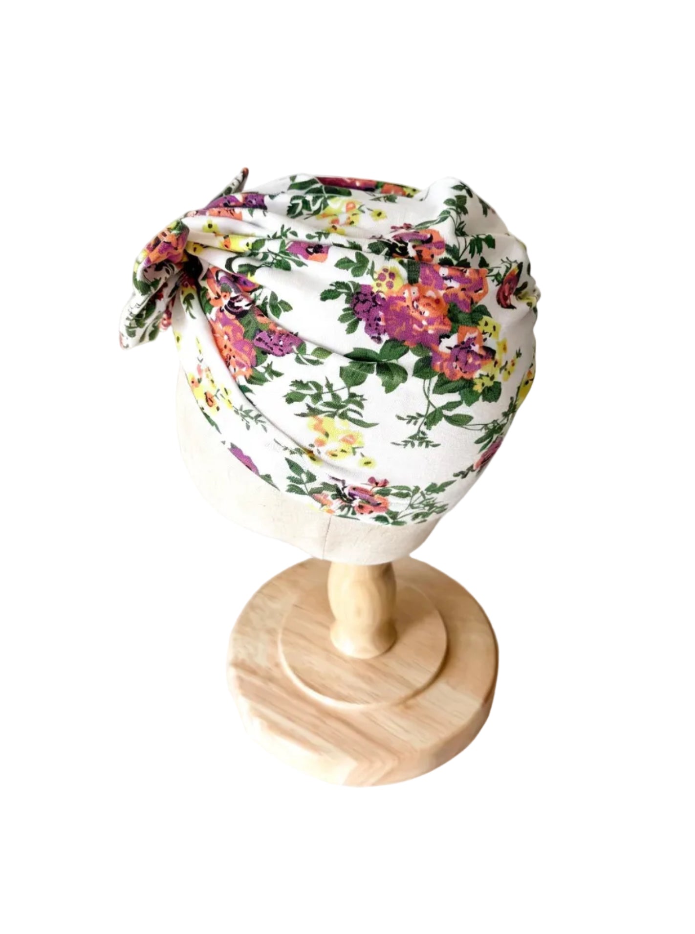 Bonnet à fleurs avec nœud frontal et bord roulé, fond blanc et motifs violets