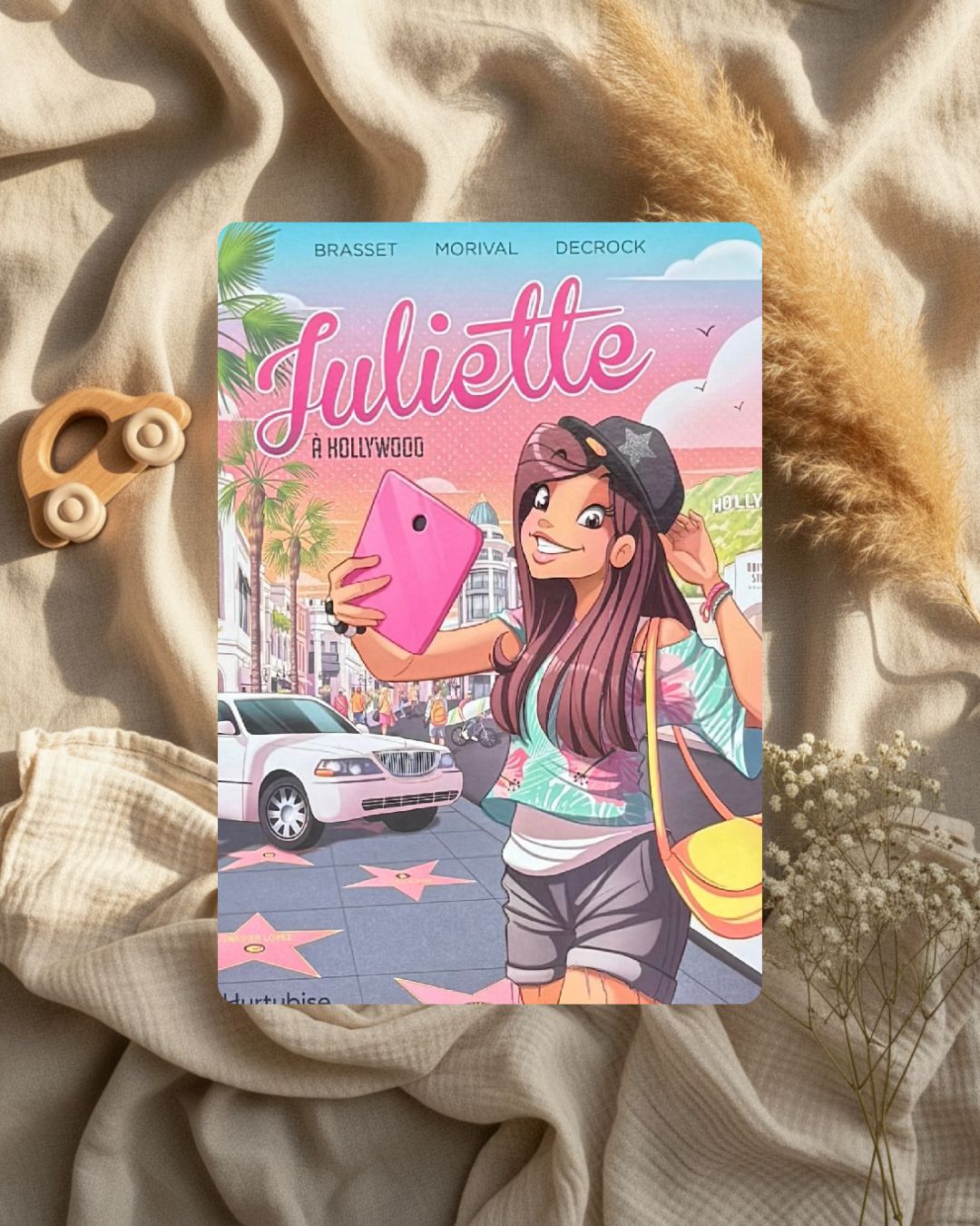 Livre Juliette à Hollywood : couverture illustrée avec Juliette tenant un téléphone rose