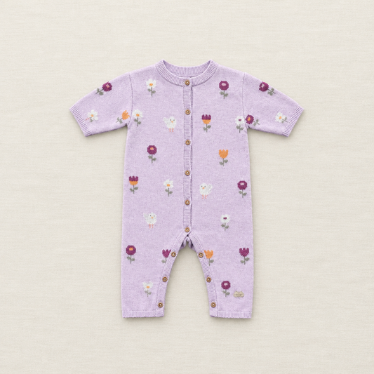 Combinaison bébé lilas à boutons, manches longues, motif floral et petits animaux.