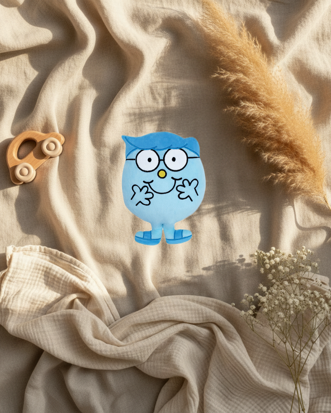 Peluche Monsieur Tranquille bleue, petit personnage avec lunettes et sourire
