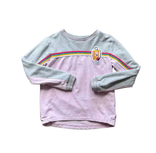 Chandail enfant rose et gris clair, manches longues, écusson animal, rayures arc‑en‑ciel.