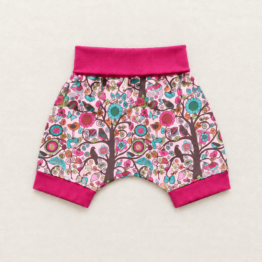Short enfant à motif floral multicolore, ceinture élastique fuchsia.