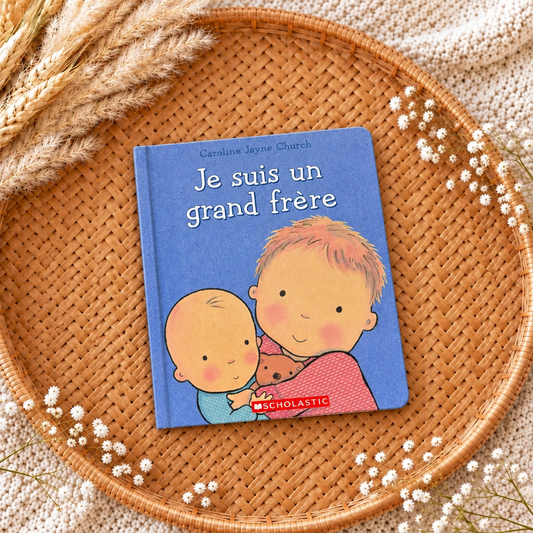 Livre enfant à couverture bleue, illustration d’un grand frère et d’un bébé, titre lisible.